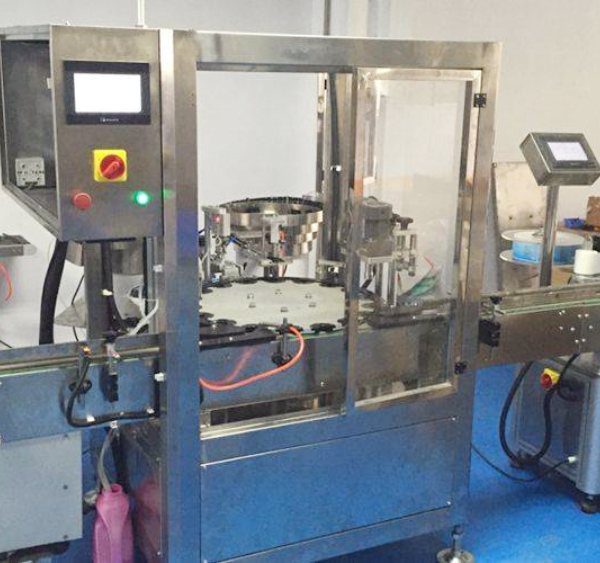 電子煙油灌裝設(shè)備配備蠕動(dòng)泵進(jìn)行灌裝